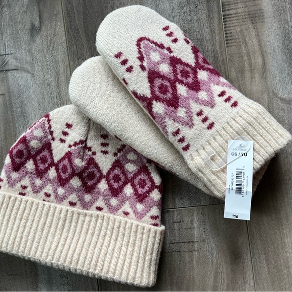 NWT: Winter fleece set- beanie and mitts in gorgeous plum and ivory color - Picture 3 of 3